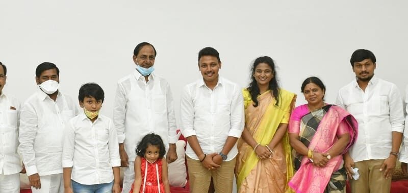 కెసిఆర్ను కుటుంబ సమేతంగా కలిసిన వకీల్ సాబ్.